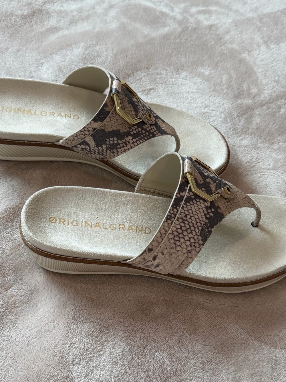 Cole Haan Original Grand Gold-Tone Hardware on Neutral Snake-Print Strap size 7 - Picture 2 of 6